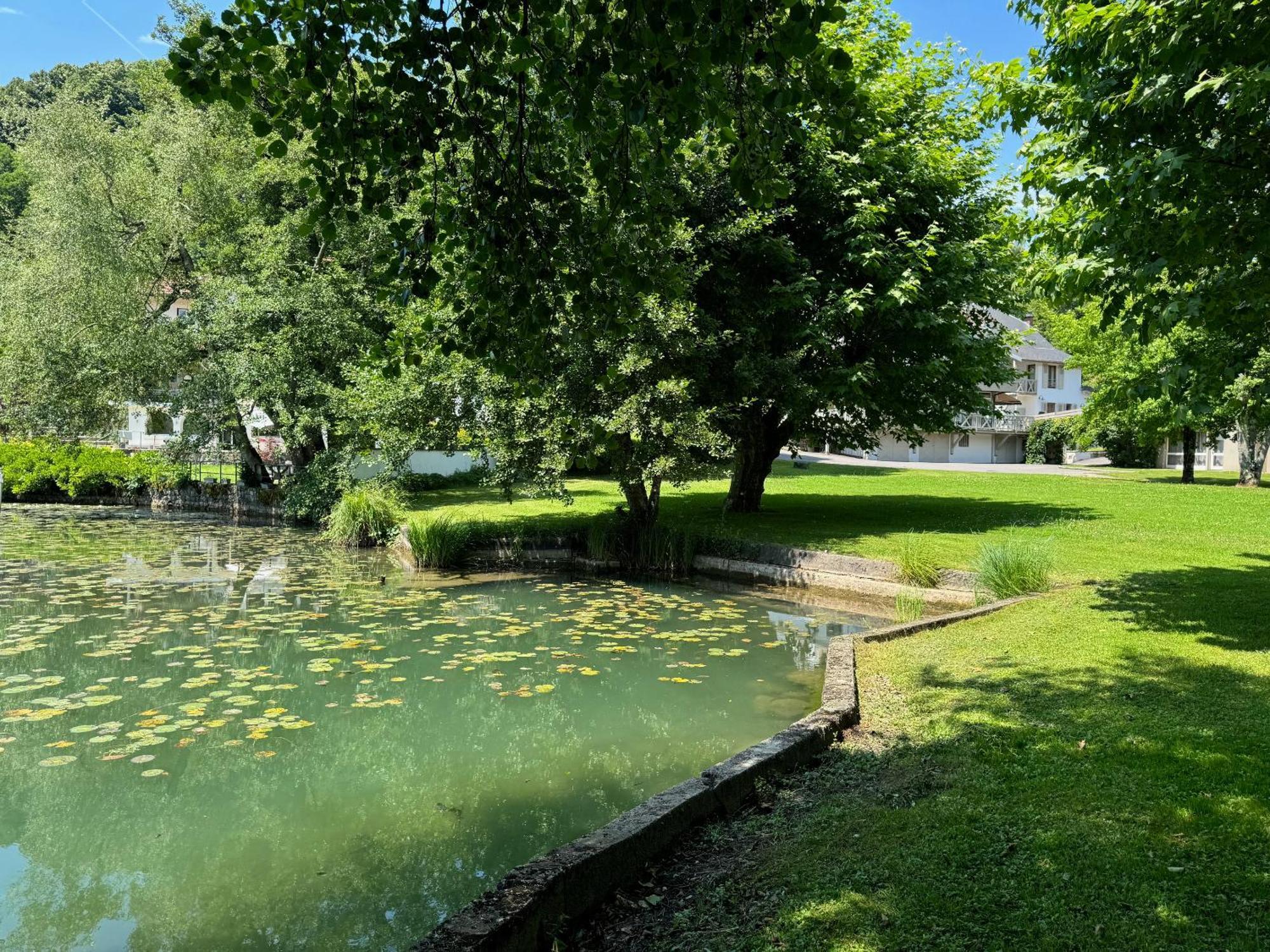 Les Lodges Du Lac Saint-Alban-de-Montbel Экстерьер фото
