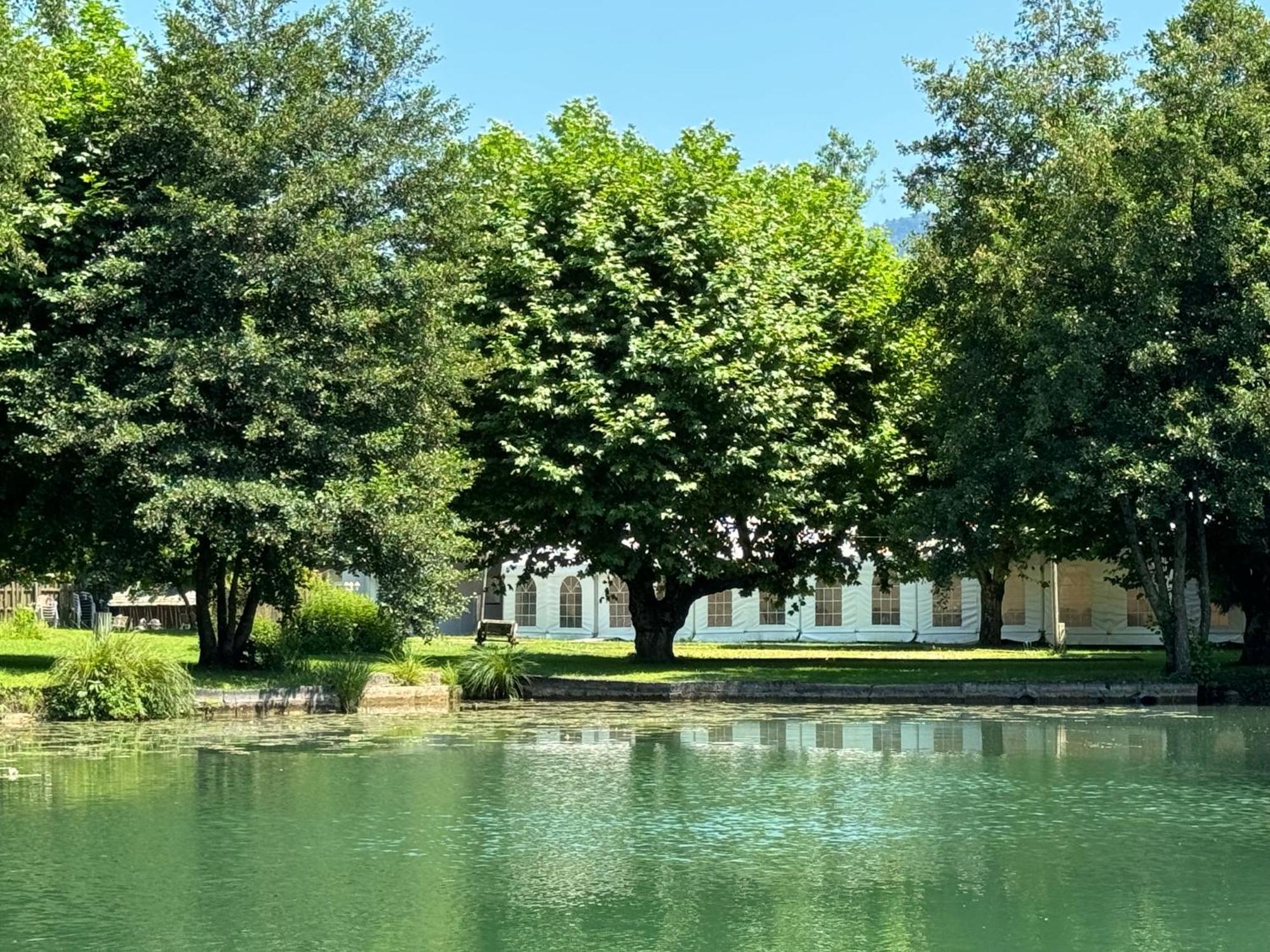 Les Lodges Du Lac Saint-Alban-de-Montbel Экстерьер фото