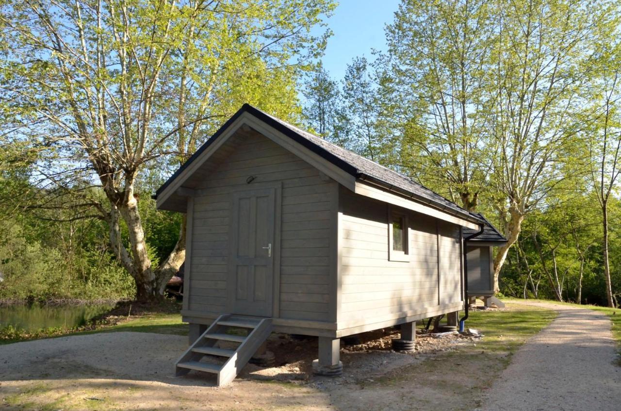 Les Lodges Du Lac Saint-Alban-de-Montbel Экстерьер фото