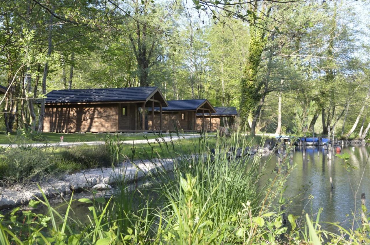 Les Lodges Du Lac Saint-Alban-de-Montbel Экстерьер фото
