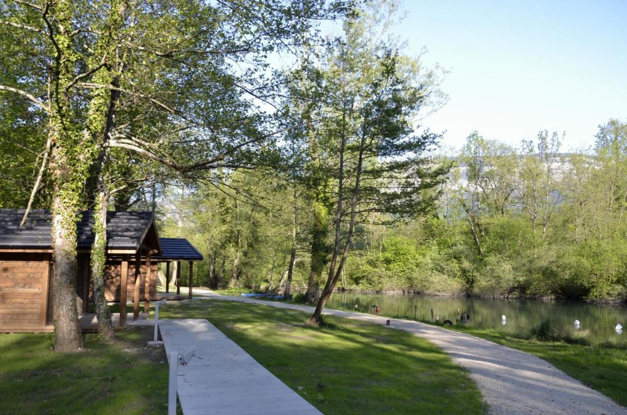 Les Lodges Du Lac Saint-Alban-de-Montbel Экстерьер фото
